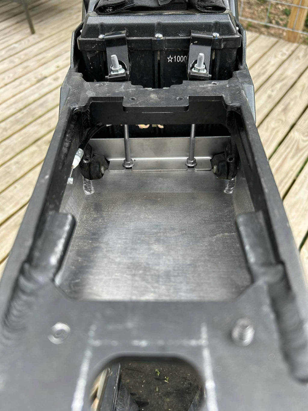 Arctic Leopard XE Pro S underseat storage