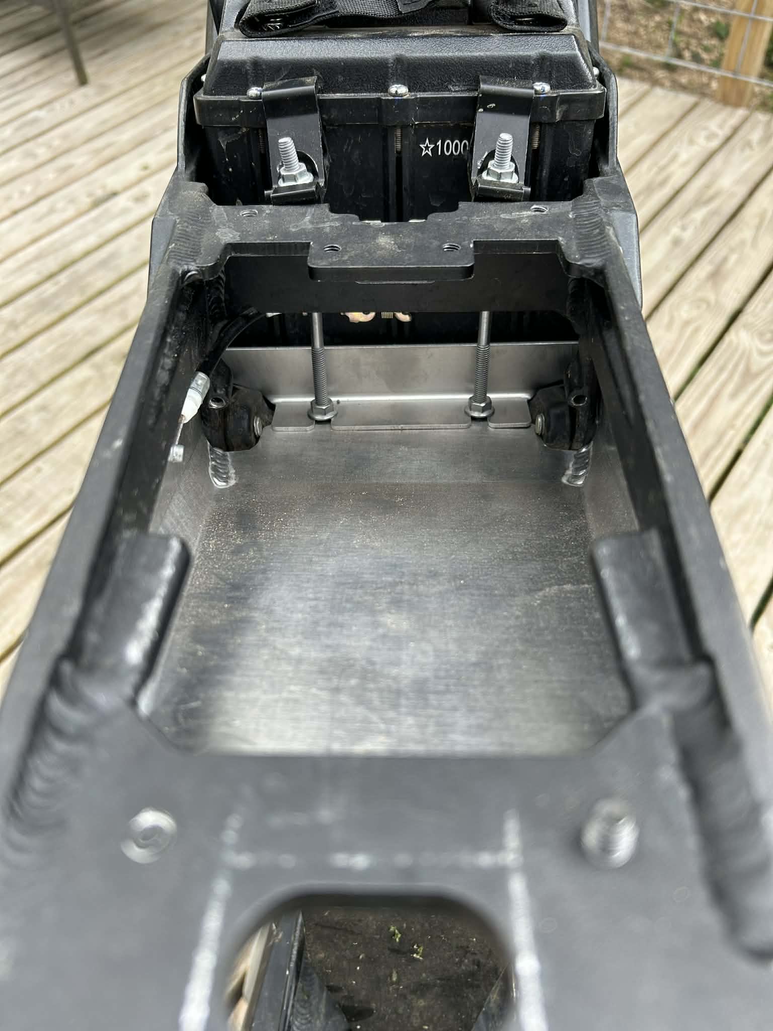 Arctic Leopard XE Pro S underseat storage