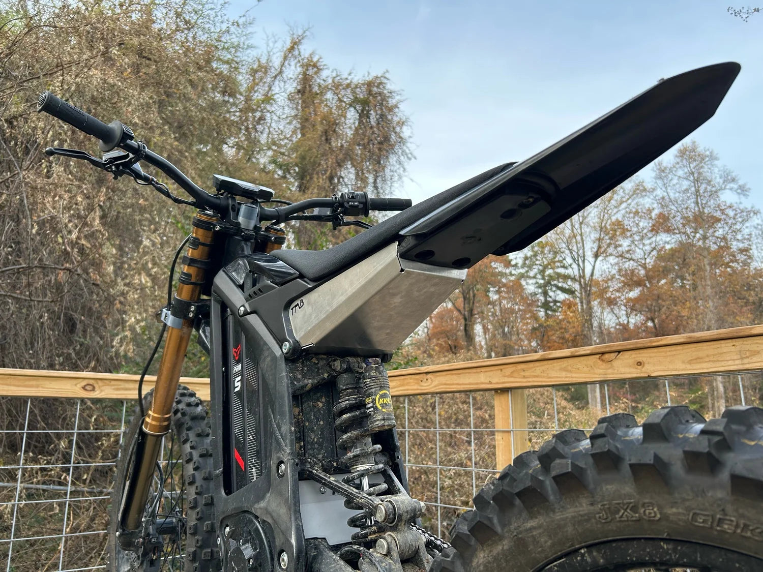 Arctic Leopard XE Pro S underseat storage