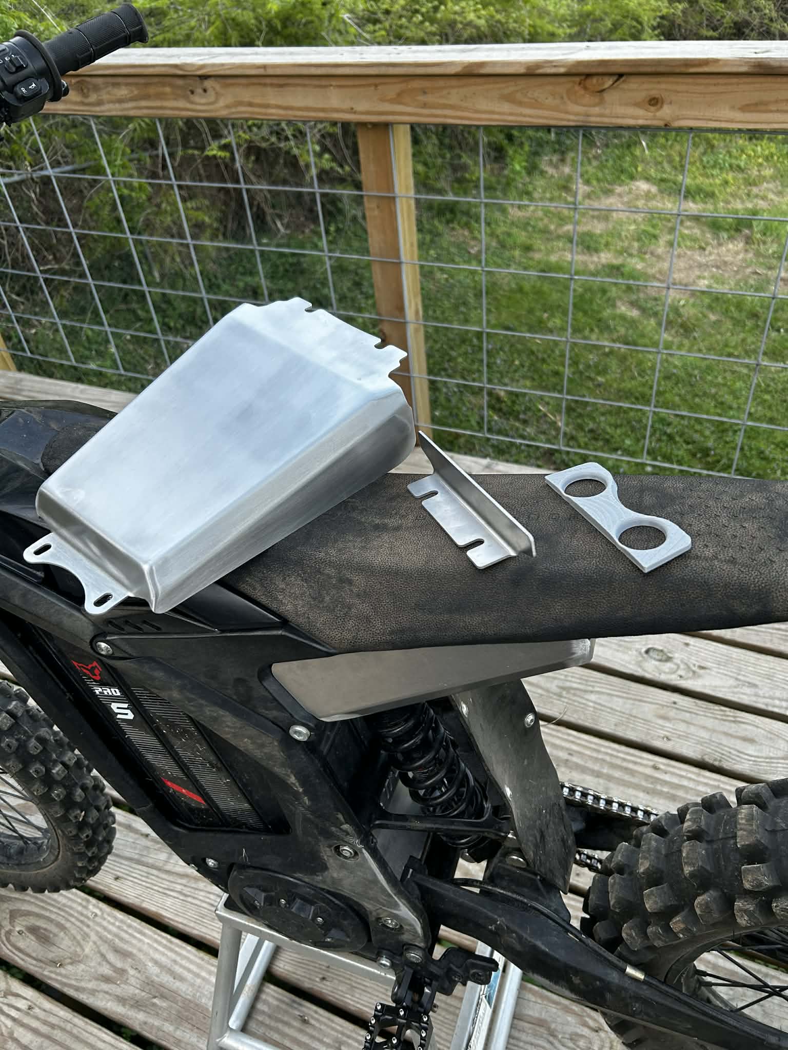 Arctic Leopard XE Pro S underseat storage